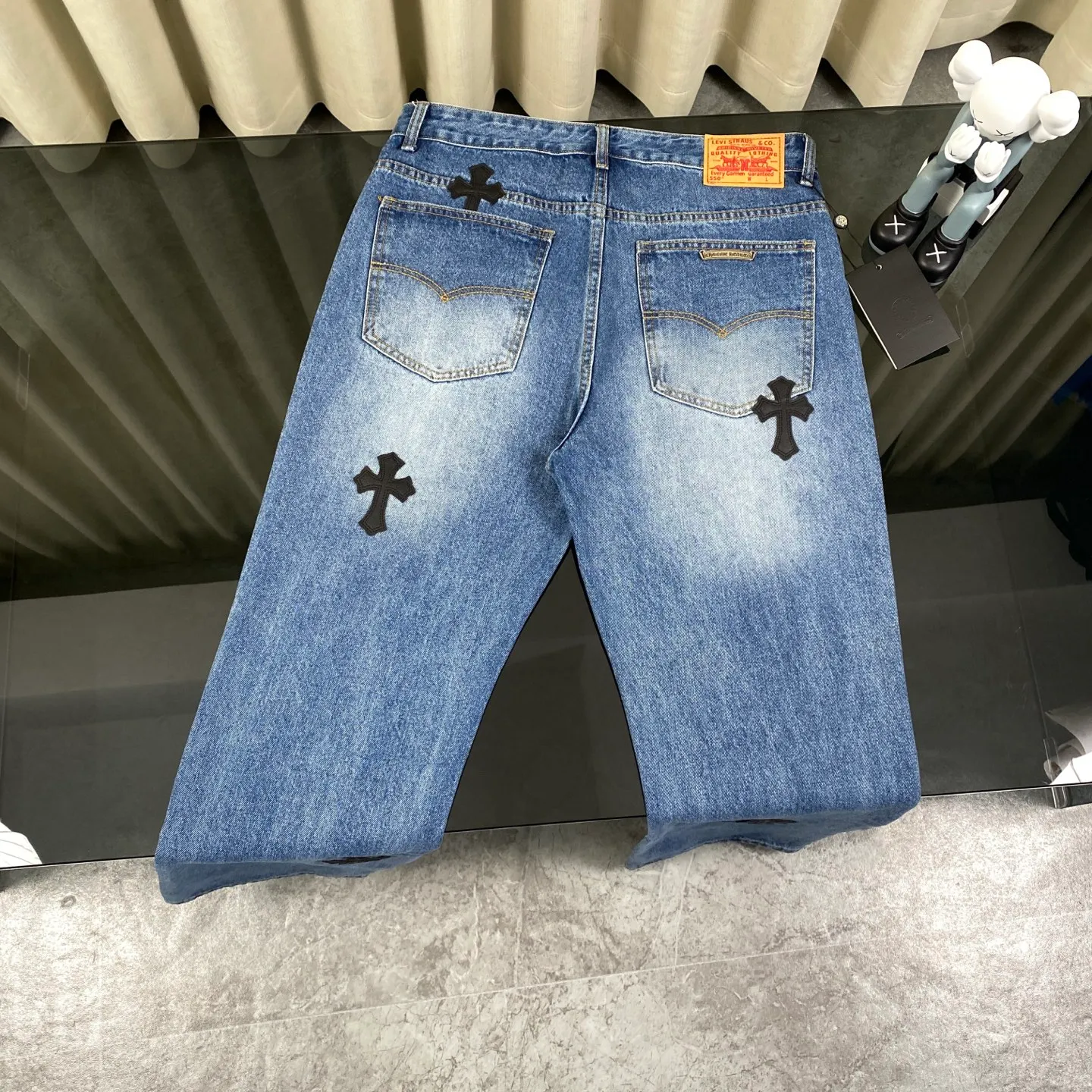 🅿️280 Chroe Hets CH black leather graffiti jeans, priced at 4W level, leather cross pattern graffiti embellishment, high-waisted washed jeans! ! Absolutely high-end luxury products, 1.9W-level god-level single products, super popular products, made with top-notch heavy industry, a magic weapon that cannot be missed. This is an extremely luxurious fashion brand that can also be called the nobles of the high street. It has always been an exclusive brand for some hipsters or the rich second generation. Compared with ordinary high streets, it is more luxurious and noble. Compared with luxury brands, it has a more fashionable personality and has always been a brand I have a special liking for. A6632 [Top heavy industry fashionable design] Consistently high-street luxury style creation. Speaking of this style, the Zangyin family and GU family are definitely the leading representative brands. Especially the Zangyin family has really achieved a state-of-the-art effect in creating high-street style. The color system of this model is made of unique washed materials. It is already quite eye-catching. It is decorated with pink patchwork cross flowers, which cleverly highlights the charm of the brand. Secondly, this model uses classic The classic high-waist cutting design highlights the long legs and the fashionable temperament of the upper body. The brand is highly recognizable and the slim fit configuration is more suitable for daily wear. This product is a product that interprets personality, fashion, and specifications at a glance. This single product is enough to make any fan excited. It can be a white T-shirt for youthful preppy style, or a tight sling for royal lady style. It has strong matching ability and can be easily controlled by men.  [Material and craftsmanship] Needless to say, this point goes without saying. As an excellent craftsman brand, Zangyin has really perfect requirements for details and craftsmanship. The washed color of this model has gone through so many processes, not to mention the embellishment of the denim appliqués. It is also purely handmade and sewn. Just like what they believe in, only handmade things have soul and have the meaning of wear. A top-notch heavy-duty fashionable denim item, I look forward to your perfect interpretation! ! 28-34 corresponds to S-XL